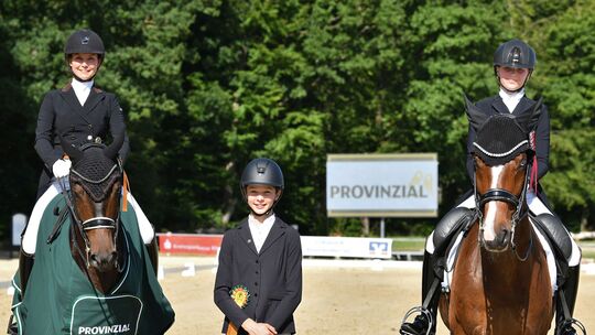 Roxana Noack (links), Clea-Marleen Jahr (Mitte) und Melissa Wetzlar vertreten zusammen mit ihren Teamkameradinnen Annie Teusch u