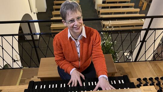 Marion Oswald ist an "ihrer" Obelinger-Orgel zu Hause. Mit der "Orgelfantasie", einer Eigenkomposition, ist ihr ein besonderes W