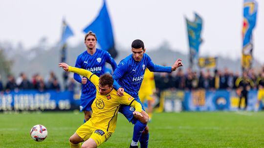 Emmelshausen-Karbachs Ufuk Kömesögütlü (in Blau, rechts, hier im Heimspiel gegen die TuS Koblenz) wird sich dem FCEK-Rivalen Wor