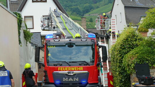 Es war für die Feuerwehr ein echtes Problem, die schweren Fahrzeuge im engen Innenstadtbereich in Position zu bringen. Auf der r