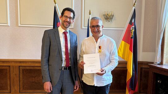 Das ist ein besonderer Moment für Jörg Huschet (rechts): Er hat die Landesverdienstmedaille von Manuel Liguori, Vizepräsident de