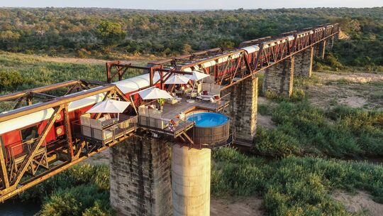 Der Pool an der alten Eisenbahnbrücke über den Sabie River im Kruger Nationalpark in Südafrika zählt wahrscheinlich zu den spekt
