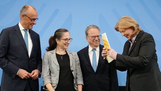 Rentenkommission legt Bericht vor Rentenkommission legt Bericht vor