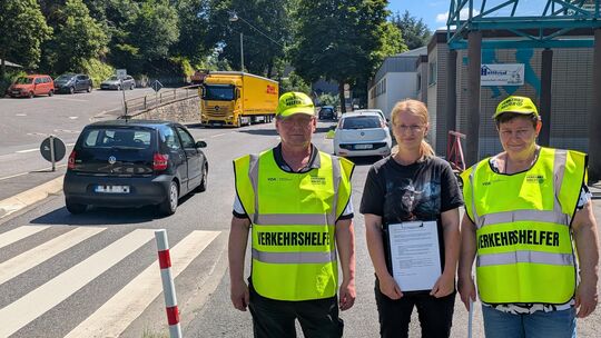 Katharina Jaha (Mitte) mit der Unterschriftenliste. Sie und ihre Mitstreiter Bogdan (links) und Monika Szalapski setzen sich daf Katharina Jaha (Mitte) mit der Unterschriftenliste. Sie und ihre Mitstreiter Bogdan (links) und Monika Szalapski setzen sich daf