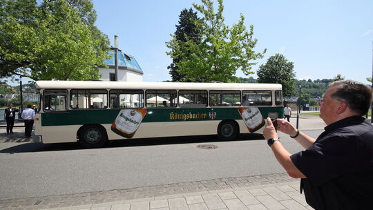 Bei seiner Jungfernfahrt war der frisch restaurierte Koblenzer Oldie-Bus ein gern gesehens Fotomotiv.