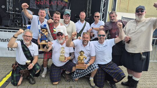 So sehen Sieger aus: Nach 1992 und 2002 gewann das Team MacLeod zum dritten Mal die Herrenklasse beim Highlander Festival in Soh