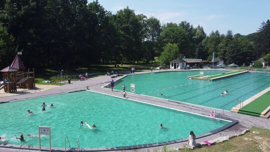 Aufgrund der Hitzewelle musste das Naturschwimmbad Linderhohl vorübergehend geschlossen werden. Erst wenn die Wassertemperatur a
