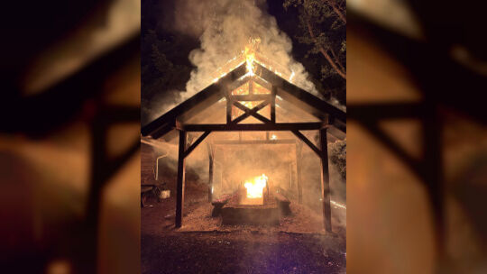 Unbekannte haben in der Nacht zu Dienstag ein Feuer an der Grillhütte im Ruschberger Wald gelegt.