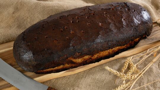 Das dunkel gebackene Jubiläumsbrot ist ein Verkaufsschlager in der Bäckerei Krechel in Emmelshausen.