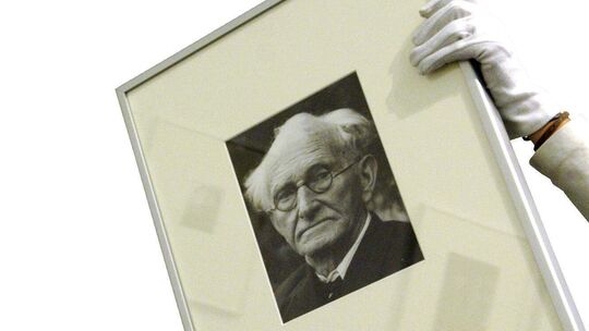 Ein Foto des deutschen Porträtfotografen August Sander - vor eine Porträtserie des Leipziger Künstlers Albrecht Tübke in der Hoc