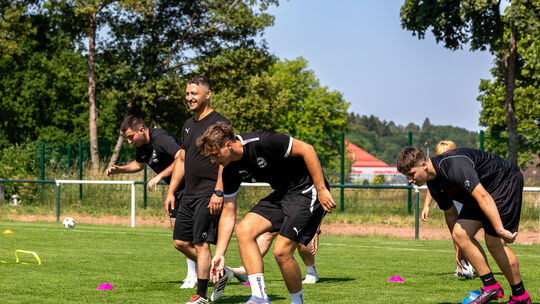 Spielertraainer Timo "Kiki" Conradt (aufrecht stehend) und seine Jungs vom VfR Baumholder II dürfen ssich auf ein Derby gegen di