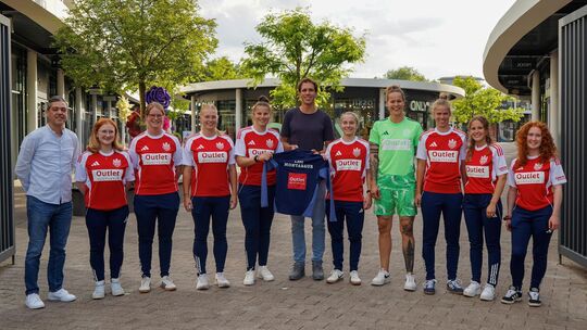 Neuer Partner für den 1. FFC Montabaur: Das Outlet Montabaur, hier vertreten durch Philipp Dommermuth und Aytac Aspar, freut sic Neuer Partner für den 1. FFC Montabaur: Das Outlet Montabaur, hier vertreten durch Philipp Dommermuth und Aytac Aspar, freut sic