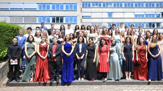 54 junge Menschen haben das Abitur oder den schulischen Teil der Fachhochschulreife an der Ludwig-Erhard-Schule in Neuwied errei