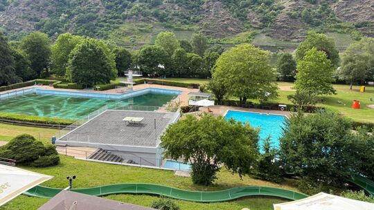 Zurzeit kann das Schwimmerbecken im Cochemer Freibad nicht genutzt werden. Es ist kein Wasser im Becken.