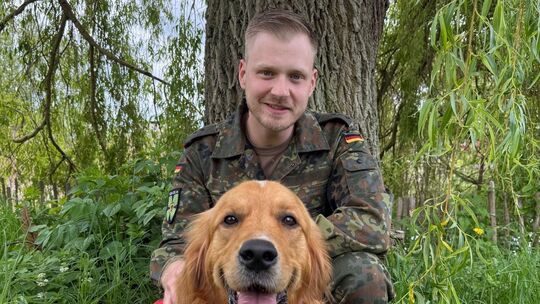 Marc Greger mit Therapiehund Fritz. Der junge Oberhosenbacher ist Familienvater und wünscht sich nach traumatischen Erlebnissen