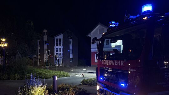 Das Foto entstand in der Nacht auf Mittwoch in Buchholz. Durch die Wucht der Detonation im Raum mit dem Geldautomaten flogen die