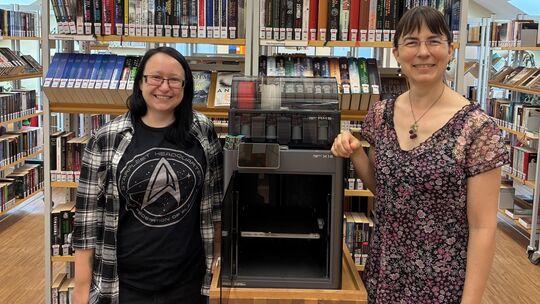 Jessica Gerwien und Monika Kaule mit dem 3D-Drucker der Diezer Stadtbibliothek