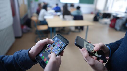 Durch die digitale Welt hat sich der Schulalltag gegenüber früher fundamental gewandelt. Durch die digitale Welt hat sich der Schulalltag gegenüber früher fundamental gewandelt.