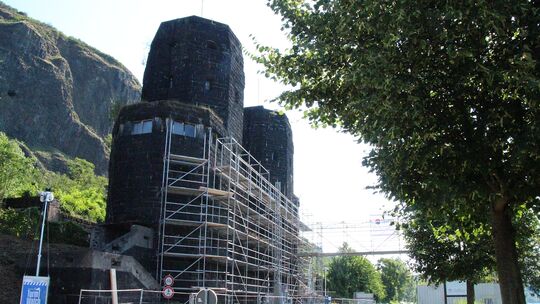 Die Brückentürme der ehemaligen Ludendorff-Brücke in Erpel an der B42 werden saniert. Ein Baugerüst steht bereits.
