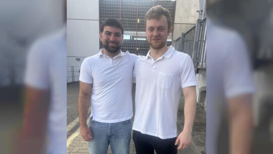 Verstehen sich auch privat gut: die beiden Hauptdarsteller Yassin Mohammad (links) und Jonathan Eidt.