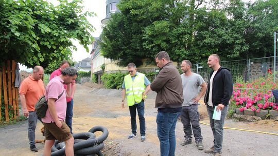 Ortstermin am Rhein: Vertreter der Verwaltung, des Planungsbüros und der bauausführenden Firmen trafen sich zur Lagebesprechung.