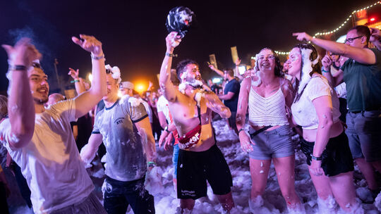 Menschen feiern auf dem Musikfestival „Parookaville" im Jahr 2019 eine Schaumparty. Eine solche gab es jetzt auch beim Stadtfest