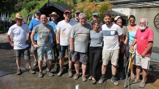 Die Helferinnen und Helfer bei den Aufräumarbeiten am Weinhaus Treis legten eine kurze Pause für ein Gruppenfoto ein. Betreiber
