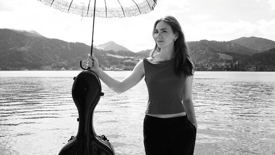 Für das Foto zur diesjährigen Reihe der Klassikserenaden ließ sich Cellistin Cosima Regina Federle von Fotografien Robert Doisne