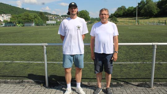 Till Warkentin, Erster Vorsitzender des TuS Dahlheim (links), und Vorstandsmitglied Alois Friesenhahn hoffen auf möglichst viele