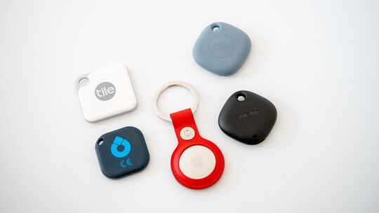 Verschiedene Bluetooth-Tracker liegen auf einem Tisch