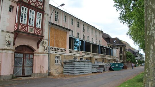 Kein schöner Anblick: die Front der ehemals prachtvollen Löwenburg
