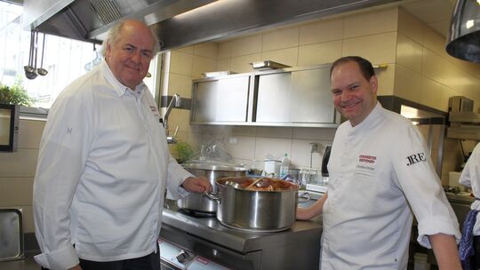 Für Hans Stefan Steinheuer (links) und seinen Schwiegersohn und Küchenchef Christian Binder bedeutet das Kochen auf Sterneniveau