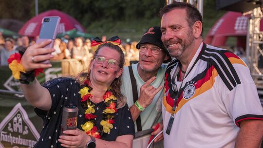 Auch abseits der Bühne war Ikke Hüftgold alias Matthias Distel bei der Après-Ski-Party in Unnau aktiv, schrieb fleißig Autogramm