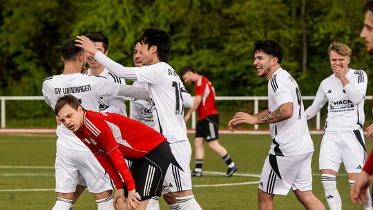 Die Spieler des SV Windhagen (weiße Trikots) hatten in der vergangenen Saison mehrfach Grund zum Jubeln. Auch für die kommende S