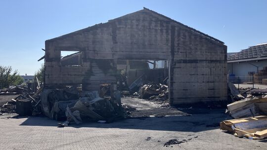 Von der Halle des holzverarbeitenden Betriebs blieb nach dem Großbrand in Niederzissen nur die ausgebrannte Gebäudehülle stehen. Von der Halle des holzverarbeitenden Betriebs blieb nach dem Großbrand in Niederzissen nur die ausgebrannte Gebäudehülle stehen.
