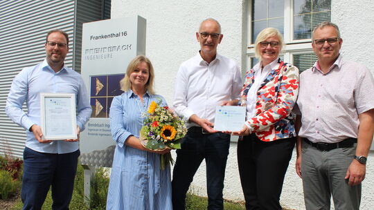Ausgezeichnet von der Prüferin Britt Lorenzen (2. von rechts) freuten sich Gesellschafter Michael Powilleit, Stefanie Küster (As