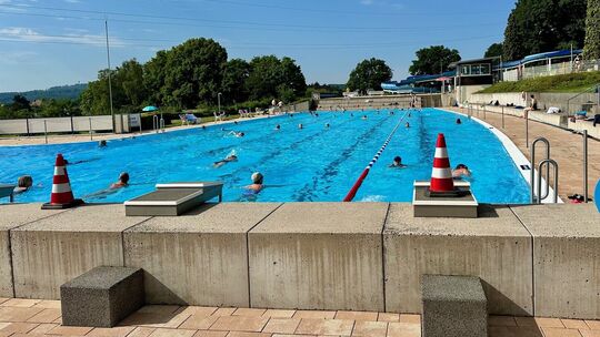 Bei der Gluthitze derzeit ein besonders beliebter Ort in der Region: das schöne Freibad in Ransbach-Baumbach. Durch die vorüberg