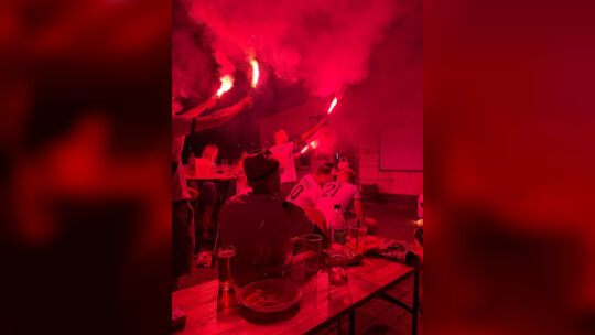 Gute Stimmung herrschte bei der SG 99 Andernach, die nicht nur mit ein wenig Pyrotechnik den deutschen Sieg gegen die Elfenbeink