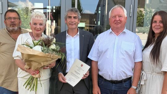 Verbandsgemeindebürgermeister Dietmar Henrich (Mitte) wurde im Rahmen der VG-Ratssitzung für seinen 40-jährigen Dienst im Hammer