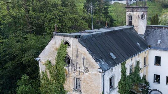 Die Burg Weckbecker steht in Lehmen. Hier lebt aber schon lange niemand mehr, sie ist zum Lost Place geworden. Doch was ist die