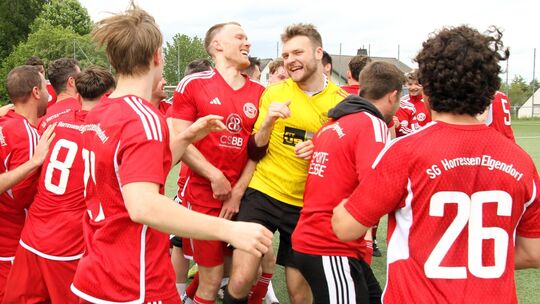 Jubel, Trubel, Heiterkeit bei der SG Horressen-Elgendorf: Nach der Meisterschaft in der Kreisliga A3 und dem Aufstieg in der Bez