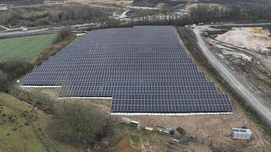 Blick aus Süden auf den Solarpark Boden-Pletschmorgen und die umliegende Landschaft.