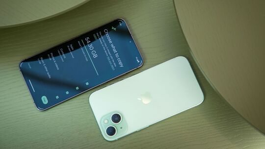 Ein Android und ein iPhone liegen auf einem Tisch