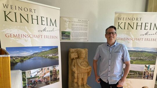 Ortsbürgermeister Christian Franzen präsentiert die Sucellus-Replik in der Touristinformation.