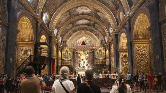 Die St. John’s Co-Cathedral in Valletta: Beeindruckend sind die Deckenfresken und die Marmorgrabsteine.