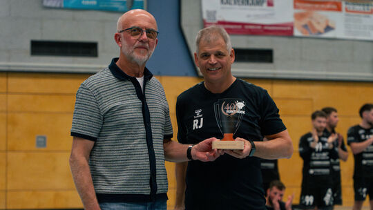 Ralf Johann, Sportvorstand der HSG Hunsrück, verabschiedete Jörg Fuchs (links), der 40 Jahre als Schiedsrichter in den Handballh