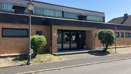 Im Jahr 1984 wurde die Halle als Turnhalle für die damals noch existierende Grundschule in Bremm gebaut.