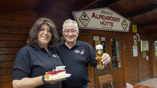 Aida Lukovic und Klaus Jöckel sind die Macher hinter Jöckel's Alpenröder Hütte auf 513 Meter Höhe über NN. Seit 1999 lockt das b