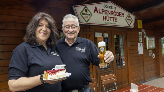 Aida Lukovic und Klaus Jöckel sind die Macher hinter Jöckel's Alpenröder Hütte auf 513 Meter Höhe über NN. Seit 1999 lockt das b