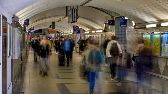 Fahrgäste gehen durch den Tunnel des Koblenzer Hauptbahnhofes: Wie kann bei steigenden Kosten weiter ein regionalisierter ÖPNV i
